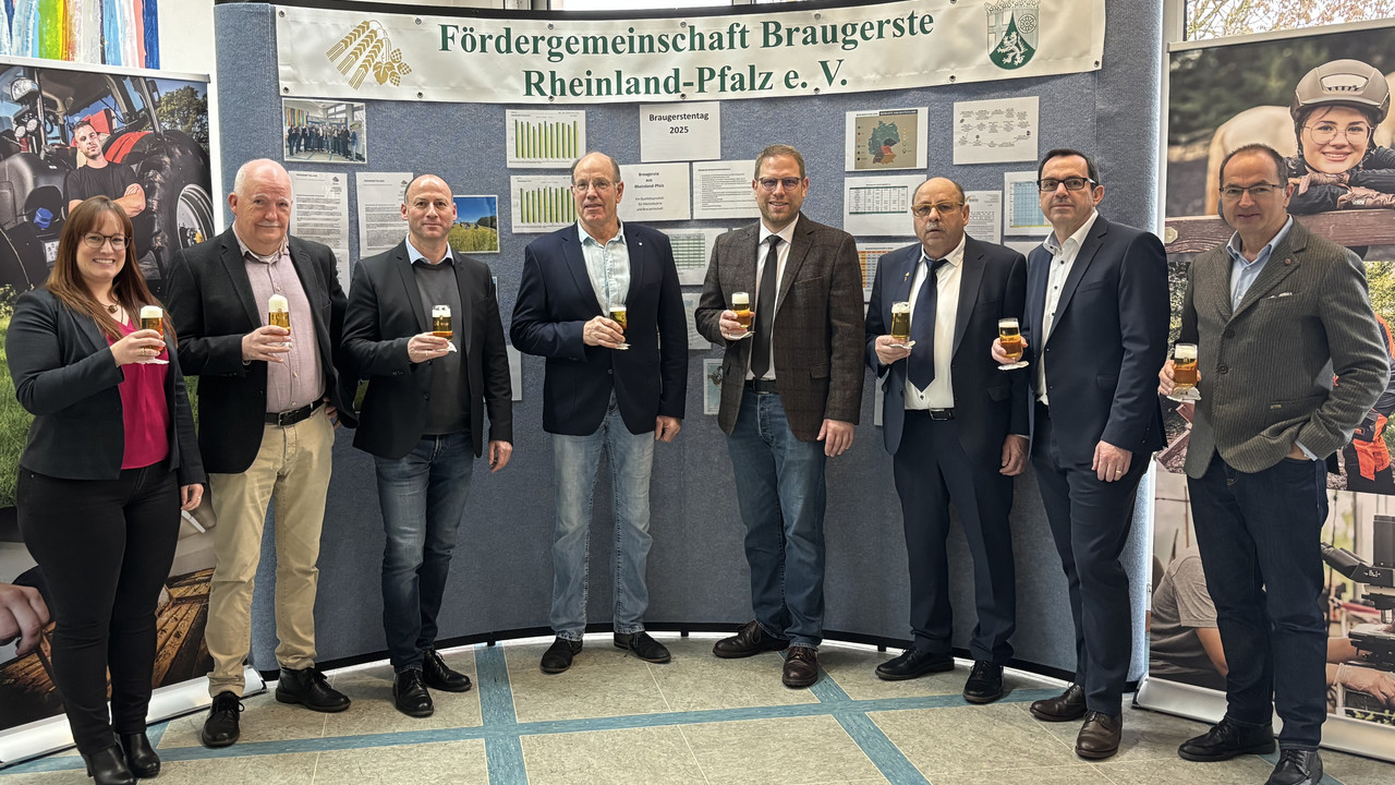 Gruppenfoto mit Bier in der Hand